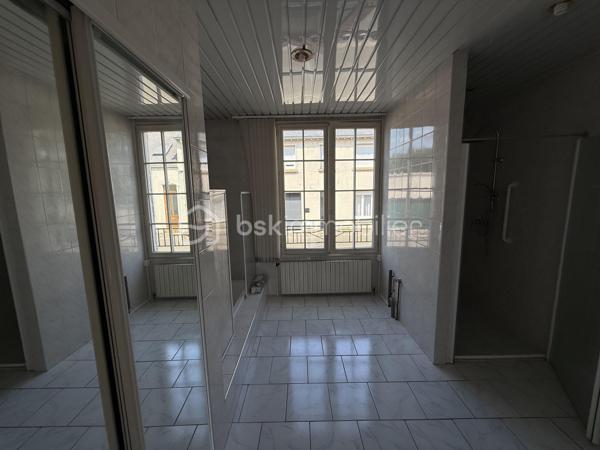 Point info : Une vidéo du logement, un dossier complet avec photos supplémentaires, diagnostics et documents relatifs au bien sont disponibles sur simple demande avant la visite.

Située au cœur du quartier du Miroir, cette maison de ville des années 50 bénéficie d’un emplacement privilégié, à quelques minutes de la gare, des écoles, des commerces, ainsi que du tramway et des lignes de bus accessibles à pied.

128 m² habitables, elle séduira les acquéreurs à la recherche d’un bien offrant de beaux volumes, une configuration rare et un véritable potentiel de valorisation.

Le rez-de-chaussée se compose d’une entrée, d’un agréable salon baigné de lumière grâce à son exposition plein sud, d’une salle à manger, d’une cuisine indépendante, ainsi que d’une suite parentale avec sa salle de bains privative équipée d’une baignoire balnéo, d’une douche et d’un meuble vasque. Un WC indépendant complète ce niveau. Également une véranda.

À l’étage, vous découvrirez deux chambres confortables, dont une avec grand dressing ou bureau, une salle d’eau, un deuxième WC, ainsi qu’un grenier aménageable. Cet espace pourra facilement accueillir une chambre supplémentaire, un bureau ou une suite parentale selon vos besoins.

Le sous-sol avec fenêtre et WC de plus de 65 m² constitue un véritable espace de vie complémentaire. Il pourra être aménagé en bureau, salle de cinéma, salle de jeux, salle de sport ou atelier, tout en conservant une importante capacité de stockage.

À l’extérieur, une cour ( à aménager ) complète l’ensemble, ainsi qu’un double garage avec deux portes indépendantes, permettant de stationner facilement deux véhicules tout en offrant un espace supplémentaire pour le rangement, le bricolage ou le stockage.

Grâce à son agencement et à ses volumes, cette maison offre également la possibilité d’envisager une division afin de créer plusieurs logements dans le cadre d’un projet d’investissement locatif (sous réserve des autorisations administratives et des travaux nécessaires).

Les points forts :

* Quartier recherché du Miroir
* Gare, tramway, bus, écoles et commerces accessibles à pied
* 128 m² habitables
* Suite parentale au rez-de-chaussée avec baignoire balnéo et douche
* Deux WC
* Sous-sol complet de plus de 65 m²
* Possibilité d’aménager un bureau, une salle de cinéma ou une salle de jeux
* Grenier aménageable
* Double garage avec deux portes indépendantes
* Cour privative
* Possibilité de division pour un investissement locatif
* Beau potentiel de rénovation et de valorisation

Une maison rare sur le secteur, alliant emplacement, fonctionnalité et potentiel, idéale aussi bien pour une résidence principale que pour un projet d’investissement. Une visite s’impose !

J’accompagne mes clients, dont plusieurs disposent déjà d’un financement fiable et assuré, dans leur recherche de biens au Mans et ses alentours. Je suis également à la recherche de nouveaux biens à vendre. Je rémunère mes apporteurs d’affaires et je travaille avec un réseau d’artisans ainsi qu’un courtier en financement afin de vous accompagner dans toutes les étapes de votre projet immobilier.