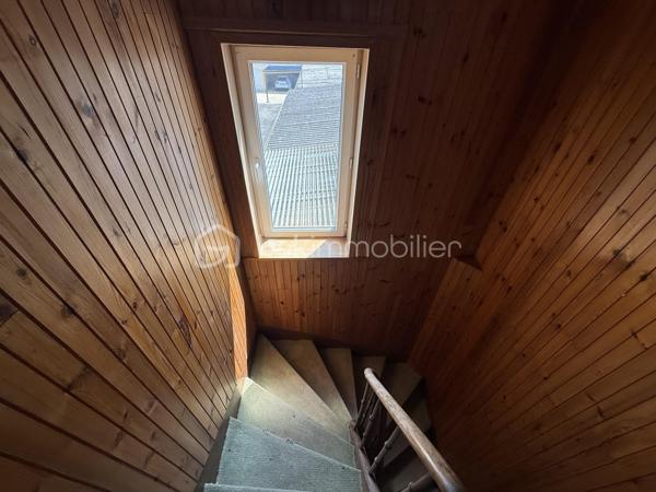 Point info : Une vidéo du logement, un dossier complet avec photos supplémentaires, diagnostics et documents relatifs au bien sont disponibles sur simple demande avant la visite.

Située au cœur du quartier du Miroir, cette maison de ville des années 50 bénéficie d’un emplacement privilégié, à quelques minutes de la gare, des écoles, des commerces, ainsi que du tramway et des lignes de bus accessibles à pied.

128 m² habitables, elle séduira les acquéreurs à la recherche d’un bien offrant de beaux volumes, une configuration rare et un véritable potentiel de valorisation.

Le rez-de-chaussée se compose d’une entrée, d’un agréable salon baigné de lumière grâce à son exposition plein sud, d’une salle à manger, d’une cuisine indépendante, ainsi que d’une suite parentale avec sa salle de bains privative équipée d’une baignoire balnéo, d’une douche et d’un meuble vasque. Un WC indépendant complète ce niveau. Également une véranda.

À l’étage, vous découvrirez deux chambres confortables, dont une avec grand dressing ou bureau, une salle d’eau, un deuxième WC, ainsi qu’un grenier aménageable. Cet espace pourra facilement accueillir une chambre supplémentaire, un bureau ou une suite parentale selon vos besoins.

Le sous-sol avec fenêtre et WC de plus de 65 m² constitue un véritable espace de vie complémentaire. Il pourra être aménagé en bureau, salle de cinéma, salle de jeux, salle de sport ou atelier, tout en conservant une importante capacité de stockage.

À l’extérieur, une cour ( à aménager ) complète l’ensemble, ainsi qu’un double garage avec deux portes indépendantes, permettant de stationner facilement deux véhicules tout en offrant un espace supplémentaire pour le rangement, le bricolage ou le stockage.

Grâce à son agencement et à ses volumes, cette maison offre également la possibilité d’envisager une division afin de créer plusieurs logements dans le cadre d’un projet d’investissement locatif (sous réserve des autorisations administratives et des travaux nécessaires).

Les points forts :

* Quartier recherché du Miroir
* Gare, tramway, bus, écoles et commerces accessibles à pied
* 128 m² habitables
* Suite parentale au rez-de-chaussée avec baignoire balnéo et douche
* Deux WC
* Sous-sol complet de plus de 65 m²
* Possibilité d’aménager un bureau, une salle de cinéma ou une salle de jeux
* Grenier aménageable
* Double garage avec deux portes indépendantes
* Cour privative
* Possibilité de division pour un investissement locatif
* Beau potentiel de rénovation et de valorisation

Une maison rare sur le secteur, alliant emplacement, fonctionnalité et potentiel, idéale aussi bien pour une résidence principale que pour un projet d’investissement. Une visite s’impose !

J’accompagne mes clients, dont plusieurs disposent déjà d’un financement fiable et assuré, dans leur recherche de biens au Mans et ses alentours. Je suis également à la recherche de nouveaux biens à vendre. Je rémunère mes apporteurs d’affaires et je travaille avec un réseau d’artisans ainsi qu’un courtier en financement afin de vous accompagner dans toutes les étapes de votre projet immobilier.