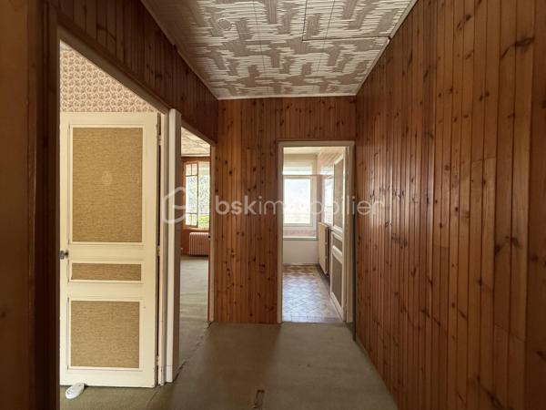 Point info : Une vidéo du logement, un dossier complet avec photos supplémentaires, diagnostics et documents relatifs au bien sont disponibles sur simple demande avant la visite.

Située au cœur du quartier du Miroir, cette maison de ville des années 50 bénéficie d’un emplacement privilégié, à quelques minutes de la gare, des écoles, des commerces, ainsi que du tramway et des lignes de bus accessibles à pied.

128 m² habitables, elle séduira les acquéreurs à la recherche d’un bien offrant de beaux volumes, une configuration rare et un véritable potentiel de valorisation.

Le rez-de-chaussée se compose d’une entrée, d’un agréable salon baigné de lumière grâce à son exposition plein sud, d’une salle à manger, d’une cuisine indépendante, ainsi que d’une suite parentale avec sa salle de bains privative équipée d’une baignoire balnéo, d’une douche et d’un meuble vasque. Un WC indépendant complète ce niveau. Également une véranda.

À l’étage, vous découvrirez deux chambres confortables, dont une avec grand dressing ou bureau, une salle d’eau, un deuxième WC, ainsi qu’un grenier aménageable. Cet espace pourra facilement accueillir une chambre supplémentaire, un bureau ou une suite parentale selon vos besoins.

Le sous-sol avec fenêtre et WC de plus de 65 m² constitue un véritable espace de vie complémentaire. Il pourra être aménagé en bureau, salle de cinéma, salle de jeux, salle de sport ou atelier, tout en conservant une importante capacité de stockage.

À l’extérieur, une cour ( à aménager ) complète l’ensemble, ainsi qu’un double garage avec deux portes indépendantes, permettant de stationner facilement deux véhicules tout en offrant un espace supplémentaire pour le rangement, le bricolage ou le stockage.

Grâce à son agencement et à ses volumes, cette maison offre également la possibilité d’envisager une division afin de créer plusieurs logements dans le cadre d’un projet d’investissement locatif (sous réserve des autorisations administratives et des travaux nécessaires).

Les points forts :

* Quartier recherché du Miroir
* Gare, tramway, bus, écoles et commerces accessibles à pied
* 128 m² habitables
* Suite parentale au rez-de-chaussée avec baignoire balnéo et douche
* Deux WC
* Sous-sol complet de plus de 65 m²
* Possibilité d’aménager un bureau, une salle de cinéma ou une salle de jeux
* Grenier aménageable
* Double garage avec deux portes indépendantes
* Cour privative
* Possibilité de division pour un investissement locatif
* Beau potentiel de rénovation et de valorisation

Une maison rare sur le secteur, alliant emplacement, fonctionnalité et potentiel, idéale aussi bien pour une résidence principale que pour un projet d’investissement. Une visite s’impose !

J’accompagne mes clients, dont plusieurs disposent déjà d’un financement fiable et assuré, dans leur recherche de biens au Mans et ses alentours. Je suis également à la recherche de nouveaux biens à vendre. Je rémunère mes apporteurs d’affaires et je travaille avec un réseau d’artisans ainsi qu’un courtier en financement afin de vous accompagner dans toutes les étapes de votre projet immobilier.