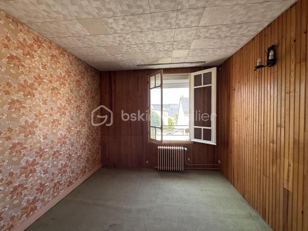 Point info : Une vidéo du logement, un dossier complet avec photos supplémentaires, diagnostics et documents relatifs au bien sont disponibles sur simple demande avant la visite.

Située au cœur du quartier du Miroir, cette maison de ville des années 50 bénéficie d’un emplacement privilégié, à quelques minutes de la gare, des écoles, des commerces, ainsi que du tramway et des lignes de bus accessibles à pied.

128 m² habitables, elle séduira les acquéreurs à la recherche d’un bien offrant de beaux volumes, une configuration rare et un véritable potentiel de valorisation.

Le rez-de-chaussée se compose d’une entrée, d’un agréable salon baigné de lumière grâce à son exposition plein sud, d’une salle à manger, d’une cuisine indépendante, ainsi que d’une suite parentale avec sa salle de bains privative équipée d’une baignoire balnéo, d’une douche et d’un meuble vasque. Un WC indépendant complète ce niveau. Également une véranda.

À l’étage, vous découvrirez deux chambres confortables, dont une avec grand dressing ou bureau, une salle d’eau, un deuxième WC, ainsi qu’un grenier aménageable. Cet espace pourra facilement accueillir une chambre supplémentaire, un bureau ou une suite parentale selon vos besoins.

Le sous-sol avec fenêtre et WC de plus de 65 m² constitue un véritable espace de vie complémentaire. Il pourra être aménagé en bureau, salle de cinéma, salle de jeux, salle de sport ou atelier, tout en conservant une importante capacité de stockage.

À l’extérieur, une cour ( à aménager ) complète l’ensemble, ainsi qu’un double garage avec deux portes indépendantes, permettant de stationner facilement deux véhicules tout en offrant un espace supplémentaire pour le rangement, le bricolage ou le stockage.

Grâce à son agencement et à ses volumes, cette maison offre également la possibilité d’envisager une division afin de créer plusieurs logements dans le cadre d’un projet d’investissement locatif (sous réserve des autorisations administratives et des travaux nécessaires).

Les points forts :

* Quartier recherché du Miroir
* Gare, tramway, bus, écoles et commerces accessibles à pied
* 128 m² habitables
* Suite parentale au rez-de-chaussée avec baignoire balnéo et douche
* Deux WC
* Sous-sol complet de plus de 65 m²
* Possibilité d’aménager un bureau, une salle de cinéma ou une salle de jeux
* Grenier aménageable
* Double garage avec deux portes indépendantes
* Cour privative
* Possibilité de division pour un investissement locatif
* Beau potentiel de rénovation et de valorisation

Une maison rare sur le secteur, alliant emplacement, fonctionnalité et potentiel, idéale aussi bien pour une résidence principale que pour un projet d’investissement. Une visite s’impose !

J’accompagne mes clients, dont plusieurs disposent déjà d’un financement fiable et assuré, dans leur recherche de biens au Mans et ses alentours. Je suis également à la recherche de nouveaux biens à vendre. Je rémunère mes apporteurs d’affaires et je travaille avec un réseau d’artisans ainsi qu’un courtier en financement afin de vous accompagner dans toutes les étapes de votre projet immobilier.