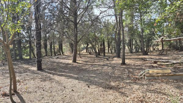 Terrain Ouveillan 737 m2 arboré et vue agréable