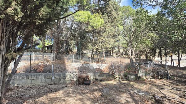 Terrain Ouveillan 737 m2 arboré et vue agréable