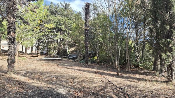 Terrain Ouveillan 737 m2 arboré et vue agréable