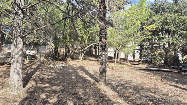 Terrain Ouveillan 737 m2 arboré et vue agréable