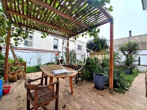 STE FOY LA GRANDE : Spacieuse maison de ville rénovée avec jardin, garage et studio indépendant