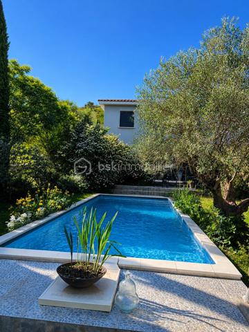 **Et si votre prochaine maison était aussi votre plus beau cadre de vie ? 🌿**

En exclusivité à seulement **20 min de Montpellier**, (Mas Arnaud) découvrez cette belle villa familiale de **182 m²**, nichée sur un terrain arboré de **1 650 m² sans vis-à-vis**.

✨ Une grande pièce de vie lumineuse d’environ 63 m² ouverte sur l’extérieur cuisine haut de gamme double four, armoire frigorifique.
🛏️ 5 chambres dont une suite parentale en rez-de-chaussée de plus de 20m2
🏊 Piscine au sel
🌳 Jardin arboré avec potager et arbres fruitiers
❄️ Climatisation gainable
🚗 Garage et nombreux stationnements

Un environnement rare où l’on profite pleinement de l’espace, de la nature et de la tranquillité, tout en restant proche de Montpellier.

Les plans sont disponibles, il est possible d'ouvrir entièrement l'espace afin d'obtenir une grande pièce ouverte aussi des visuels d'aménagements selon ces ouvertures sont visible.

📞 **Une maison à découvrir sur place pour en ressentir pleinement le charme.**
Céline Taormina – BSK Immobilier | Disponible 7j/7
