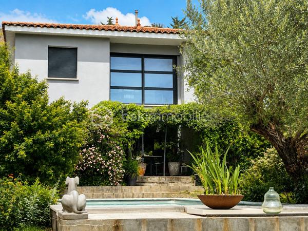 **Et si votre prochaine maison était aussi votre plus beau cadre de vie ? 🌿**

En exclusivité à seulement **20 min de Montpellier**, (Mas Arnaud) découvrez cette belle villa familiale de **182 m²**, nichée sur un terrain arboré de **1 650 m² sans vis-à-vis**.

✨ Une grande pièce de vie lumineuse d’environ 63 m² ouverte sur l’extérieur cuisine haut de gamme double four, armoire frigorifique.
🛏️ 5 chambres dont une suite parentale en rez-de-chaussée de plus de 20m2
🏊 Piscine au sel
🌳 Jardin arboré avec potager et arbres fruitiers
❄️ Climatisation gainable
🚗 Garage et nombreux stationnements

Un environnement rare où l’on profite pleinement de l’espace, de la nature et de la tranquillité, tout en restant proche de Montpellier.

Les plans sont disponibles, il est possible d'ouvrir entièrement l'espace afin d'obtenir une grande pièce ouverte aussi des visuels d'aménagements selon ces ouvertures sont visible.

📞 **Une maison à découvrir sur place pour en ressentir pleinement le charme.**
Céline Taormina – BSK Immobilier | Disponible 7j/7