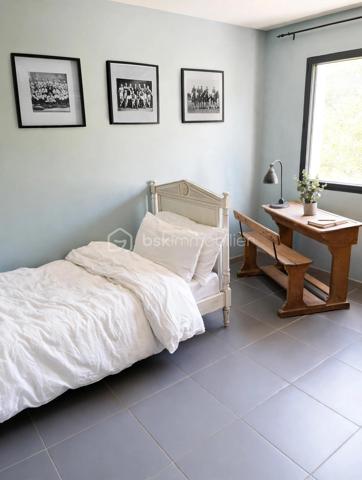 **Et si votre prochaine maison était aussi votre plus beau cadre de vie ? 🌿**

En exclusivité à seulement **20 min de Montpellier**, (Mas Arnaud) découvrez cette belle villa familiale de **182 m²**, nichée sur un terrain arboré de **1 650 m² sans vis-à-vis**.

✨ Une grande pièce de vie lumineuse d’environ 63 m² ouverte sur l’extérieur cuisine haut de gamme double four, armoire frigorifique.
🛏️ 5 chambres dont une suite parentale en rez-de-chaussée de plus de 20m2
🏊 Piscine au sel
🌳 Jardin arboré avec potager et arbres fruitiers
❄️ Climatisation gainable
🚗 Garage et nombreux stationnements

Un environnement rare où l’on profite pleinement de l’espace, de la nature et de la tranquillité, tout en restant proche de Montpellier.

Les plans sont disponibles, il est possible d'ouvrir entièrement l'espace afin d'obtenir une grande pièce ouverte aussi des visuels d'aménagements selon ces ouvertures sont visible.

📞 **Une maison à découvrir sur place pour en ressentir pleinement le charme.**
Céline Taormina – BSK Immobilier | Disponible 7j/7