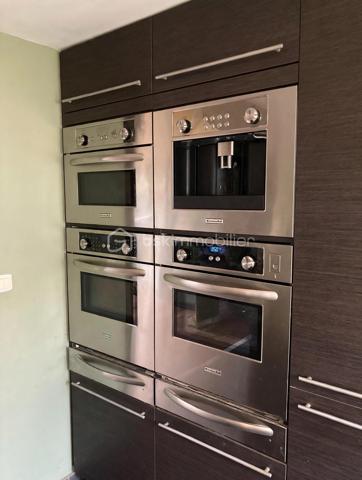 **Et si votre prochaine maison était aussi votre plus beau cadre de vie ? 🌿**

En exclusivité à seulement **20 min de Montpellier**, (Mas Arnaud) découvrez cette belle villa familiale de **182 m²**, nichée sur un terrain arboré de **1 650 m² sans vis-à-vis**.

✨ Une grande pièce de vie lumineuse d’environ 63 m² ouverte sur l’extérieur cuisine haut de gamme double four, armoire frigorifique.
🛏️ 5 chambres dont une suite parentale en rez-de-chaussée de plus de 20m2
🏊 Piscine au sel
🌳 Jardin arboré avec potager et arbres fruitiers
❄️ Climatisation gainable
🚗 Garage et nombreux stationnements

Un environnement rare où l’on profite pleinement de l’espace, de la nature et de la tranquillité, tout en restant proche de Montpellier.

Les plans sont disponibles, il est possible d'ouvrir entièrement l'espace afin d'obtenir une grande pièce ouverte aussi des visuels d'aménagements selon ces ouvertures sont visible.

📞 **Une maison à découvrir sur place pour en ressentir pleinement le charme.**
Céline Taormina – BSK Immobilier | Disponible 7j/7