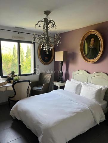 **Et si votre prochaine maison était aussi votre plus beau cadre de vie ? 🌿**

En exclusivité à seulement **20 min de Montpellier**, (Mas Arnaud) découvrez cette belle villa familiale de **182 m²**, nichée sur un terrain arboré de **1 650 m² sans vis-à-vis**.

✨ Une grande pièce de vie lumineuse d’environ 63 m² ouverte sur l’extérieur cuisine haut de gamme double four, armoire frigorifique.
🛏️ 5 chambres dont une suite parentale en rez-de-chaussée de plus de 20m2
🏊 Piscine au sel
🌳 Jardin arboré avec potager et arbres fruitiers
❄️ Climatisation gainable
🚗 Garage et nombreux stationnements

Un environnement rare où l’on profite pleinement de l’espace, de la nature et de la tranquillité, tout en restant proche de Montpellier.

Les plans sont disponibles, il est possible d'ouvrir entièrement l'espace afin d'obtenir une grande pièce ouverte aussi des visuels d'aménagements selon ces ouvertures sont visible.

📞 **Une maison à découvrir sur place pour en ressentir pleinement le charme.**
Céline Taormina – BSK Immobilier | Disponible 7j/7