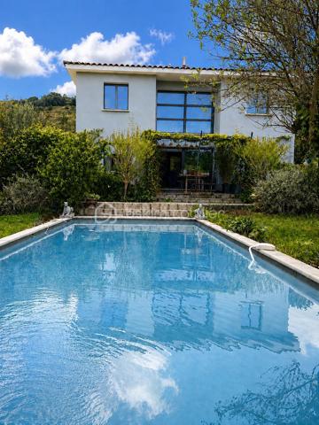 **Et si votre prochaine maison était aussi votre plus beau cadre de vie ? 🌿**

En exclusivité à seulement **20 min de Montpellier**, (Mas Arnaud) découvrez cette belle villa familiale de **182 m²**, nichée sur un terrain arboré de **1 650 m² sans vis-à-vis**.

✨ Une grande pièce de vie lumineuse d’environ 63 m² ouverte sur l’extérieur cuisine haut de gamme double four, armoire frigorifique.
🛏️ 5 chambres dont une suite parentale en rez-de-chaussée de plus de 20m2
🏊 Piscine au sel
🌳 Jardin arboré avec potager et arbres fruitiers
❄️ Climatisation gainable
🚗 Garage et nombreux stationnements

Un environnement rare où l’on profite pleinement de l’espace, de la nature et de la tranquillité, tout en restant proche de Montpellier.

Les plans sont disponibles, il est possible d'ouvrir entièrement l'espace afin d'obtenir une grande pièce ouverte aussi des visuels d'aménagements selon ces ouvertures sont visible.

📞 **Une maison à découvrir sur place pour en ressentir pleinement le charme.**
Céline Taormina – BSK Immobilier | Disponible 7j/7