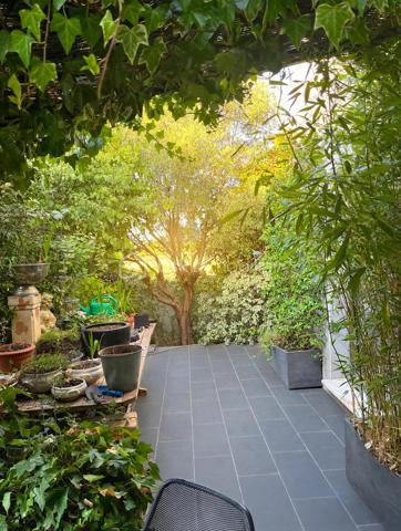 **Et si votre prochaine maison était aussi votre plus beau cadre de vie ? 🌿**

En exclusivité à seulement **20 min de Montpellier**, (Mas Arnaud) découvrez cette belle villa familiale de **182 m²**, nichée sur un terrain arboré de **1 650 m² sans vis-à-vis**.

✨ Une grande pièce de vie lumineuse d’environ 63 m² ouverte sur l’extérieur cuisine haut de gamme double four, armoire frigorifique.
🛏️ 5 chambres dont une suite parentale en rez-de-chaussée de plus de 20m2
🏊 Piscine au sel
🌳 Jardin arboré avec potager et arbres fruitiers
❄️ Climatisation gainable
🚗 Garage et nombreux stationnements

Un environnement rare où l’on profite pleinement de l’espace, de la nature et de la tranquillité, tout en restant proche de Montpellier.

Les plans sont disponibles, il est possible d'ouvrir entièrement l'espace afin d'obtenir une grande pièce ouverte aussi des visuels d'aménagements selon ces ouvertures sont visible.

📞 **Une maison à découvrir sur place pour en ressentir pleinement le charme.**
Céline Taormina – BSK Immobilier | Disponible 7j/7
