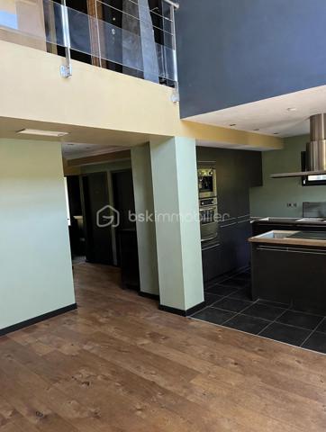 **Et si votre prochaine maison était aussi votre plus beau cadre de vie ? 🌿**

En exclusivité à seulement **20 min de Montpellier**, (Mas Arnaud) découvrez cette belle villa familiale de **182 m²**, nichée sur un terrain arboré de **1 650 m² sans vis-à-vis**.

✨ Une grande pièce de vie lumineuse d’environ 63 m² ouverte sur l’extérieur cuisine haut de gamme double four, armoire frigorifique.
🛏️ 5 chambres dont une suite parentale en rez-de-chaussée de plus de 20m2
🏊 Piscine au sel
🌳 Jardin arboré avec potager et arbres fruitiers
❄️ Climatisation gainable
🚗 Garage et nombreux stationnements

Un environnement rare où l’on profite pleinement de l’espace, de la nature et de la tranquillité, tout en restant proche de Montpellier.

Les plans sont disponibles, il est possible d'ouvrir entièrement l'espace afin d'obtenir une grande pièce ouverte aussi des visuels d'aménagements selon ces ouvertures sont visible.

📞 **Une maison à découvrir sur place pour en ressentir pleinement le charme.**
Céline Taormina – BSK Immobilier | Disponible 7j/7