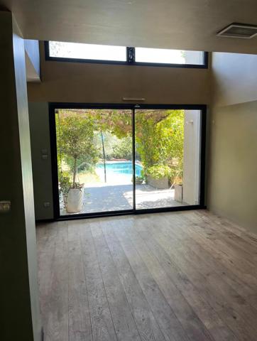 **Et si votre prochaine maison était aussi votre plus beau cadre de vie ? 🌿**

En exclusivité à seulement **20 min de Montpellier**, (Mas Arnaud) découvrez cette belle villa familiale de **182 m²**, nichée sur un terrain arboré de **1 650 m² sans vis-à-vis**.

✨ Une grande pièce de vie lumineuse d’environ 63 m² ouverte sur l’extérieur cuisine haut de gamme double four, armoire frigorifique.
🛏️ 5 chambres dont une suite parentale en rez-de-chaussée de plus de 20m2
🏊 Piscine au sel
🌳 Jardin arboré avec potager et arbres fruitiers
❄️ Climatisation gainable
🚗 Garage et nombreux stationnements

Un environnement rare où l’on profite pleinement de l’espace, de la nature et de la tranquillité, tout en restant proche de Montpellier.

Les plans sont disponibles, il est possible d'ouvrir entièrement l'espace afin d'obtenir une grande pièce ouverte aussi des visuels d'aménagements selon ces ouvertures sont visible.

📞 **Une maison à découvrir sur place pour en ressentir pleinement le charme.**
Céline Taormina – BSK Immobilier | Disponible 7j/7