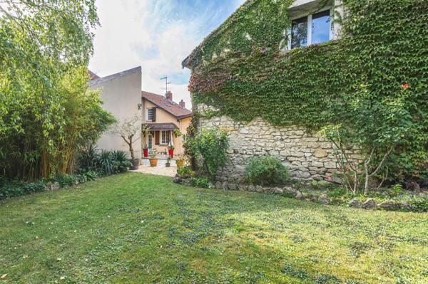 Maison 4 chambres Garage Jardin Piece de réception