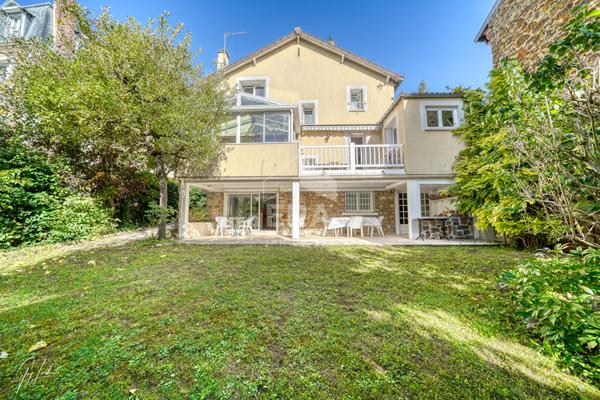 Maison familiale lumineuse de 180 m² avec studio indépendant dans le quartier Croix Bosset