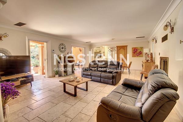 A VENDRE VIDAUBAN - Maison DE 215m²- piscine à débordement - vue panoramique