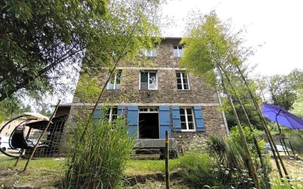 Maison à vendre    6 pièces • 298 m2 Saint-Laurent-sur-Gorre