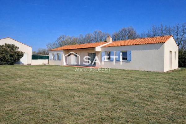 Espace et luminosité pour cette maison composée de 4 chambres + garage.