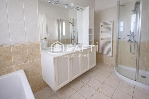 Espace et luminosité pour cette maison composée de 4 chambres + garage.
