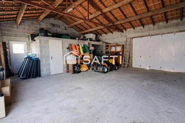 Espace et luminosité pour cette maison composée de 4 chambres + garage.