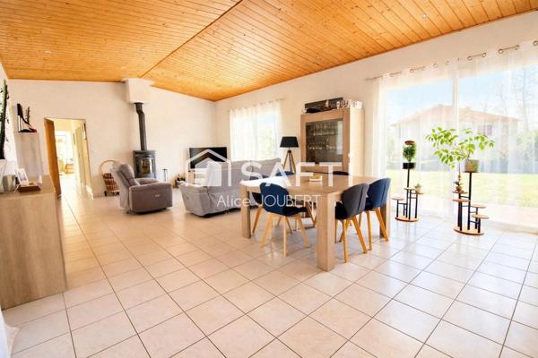 Espace et luminosité pour cette maison composée de 4 chambres + garage.