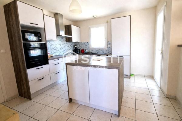 Espace et luminosité pour cette maison composée de 4 chambres + garage.