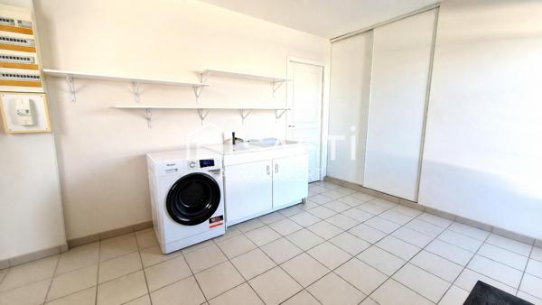 Espace et luminosité pour cette maison composée de 4 chambres + garage.