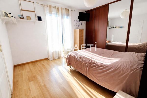 Espace et luminosité pour cette maison composée de 4 chambres + garage.