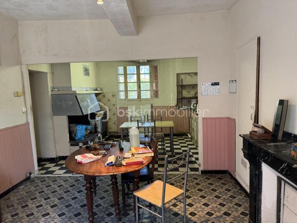 À Lézignan-Corbières, découvrez cette maison de ville d’environ 147 m² habitables, offrant de beaux volumes, plusieurs espaces annexes et de nombreuses possibilités d’aménagement. Un bien idéal pour un acquéreur à la recherche d’un projet de rénovation permettant de repenser les espaces selon ses envies et ses besoins.

Répartie sur deux niveaux, la maison se compose au rez-de-chaussée d’une entrée, d’un séjour avec cuisine ainsi que d’un accès direct à une remise d’environ 35 m² communicant avec l’habitation. À l’étage, un palier et un dégagement desservent  cinq chambres, une salle de bains avec baignoire et lavabo simple, un WC indépendant, une seconde cuisine ainsi qu’une petite pièce d’environ 2,32 m². Cette configuration offre un volume intéressant et permet d’envisager différents projets de réaménagement, que ce soit pour une résidence principale, une grande famille ou un projet d’investissement locatif.

Un grenier aménageable vient également compléter la maison et offre une possibilité supplémentaire de créer de la surface ou un espace selon les besoins du futur acquéreur.

Le véritable atout de la propriété réside également dans ses nombreuses dépendances. En complément de la remise communicante d’environ 35 m², une seconde remise indépendante d’environ 39 m² accueille notamment les WC, la cuve à fioul, la chaudière au fioul ainsi qu’un cumulus. Un garage indépendant d’environ 45 m² complète l’ensemble, offrant un espace conséquent pour le stationnement, le stockage ou la création d’un atelier selon le projet. Un abri voiture permet également de stationner un véhicule.

Un petit espace extérieur de type jardin vient compléter ce bien et constitue un atout supplémentaire, notamment dans le cadre d’un projet de rénovation et d’aménagement global.

La maison nécessite une rénovation importante, notamment au niveau des espaces intérieurs, des menuiseries et du système de chauffage, actuellement au fioul. Les menuiseries sont en partie en simple vitrage et en partie en double vitrage. L’ensemble constitue ainsi une base offrant de nombreuses possibilités pour un acquéreur souhaitant créer un logement à son image et valoriser les volumes existants.

Un bien à découvrir pour son potentiel, ses volumes et ses nombreuses dépendances. Contactez moi pour obtenir davantage d’informations et organiser une visite.