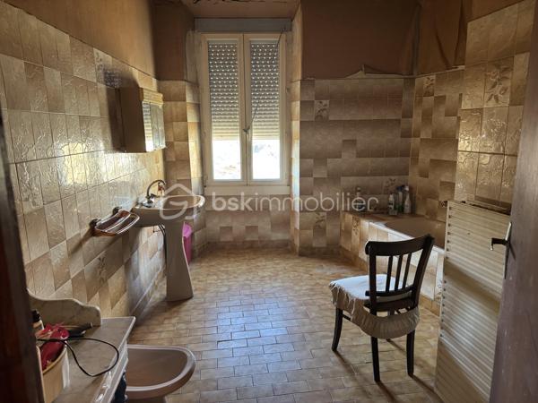 À Lézignan-Corbières, découvrez cette maison de ville d’environ 147 m² habitables, offrant de beaux volumes, plusieurs espaces annexes et de nombreuses possibilités d’aménagement. Un bien idéal pour un acquéreur à la recherche d’un projet de rénovation permettant de repenser les espaces selon ses envies et ses besoins.

Répartie sur deux niveaux, la maison se compose au rez-de-chaussée d’une entrée, d’un séjour avec cuisine ainsi que d’un accès direct à une remise d’environ 35 m² communicant avec l’habitation. À l’étage, un palier et un dégagement desservent  cinq chambres, une salle de bains avec baignoire et lavabo simple, un WC indépendant, une seconde cuisine ainsi qu’une petite pièce d’environ 2,32 m². Cette configuration offre un volume intéressant et permet d’envisager différents projets de réaménagement, que ce soit pour une résidence principale, une grande famille ou un projet d’investissement locatif.

Un grenier aménageable vient également compléter la maison et offre une possibilité supplémentaire de créer de la surface ou un espace selon les besoins du futur acquéreur.

Le véritable atout de la propriété réside également dans ses nombreuses dépendances. En complément de la remise communicante d’environ 35 m², une seconde remise indépendante d’environ 39 m² accueille notamment les WC, la cuve à fioul, la chaudière au fioul ainsi qu’un cumulus. Un garage indépendant d’environ 45 m² complète l’ensemble, offrant un espace conséquent pour le stationnement, le stockage ou la création d’un atelier selon le projet. Un abri voiture permet également de stationner un véhicule.

Un petit espace extérieur de type jardin vient compléter ce bien et constitue un atout supplémentaire, notamment dans le cadre d’un projet de rénovation et d’aménagement global.

La maison nécessite une rénovation importante, notamment au niveau des espaces intérieurs, des menuiseries et du système de chauffage, actuellement au fioul. Les menuiseries sont en partie en simple vitrage et en partie en double vitrage. L’ensemble constitue ainsi une base offrant de nombreuses possibilités pour un acquéreur souhaitant créer un logement à son image et valoriser les volumes existants.

Un bien à découvrir pour son potentiel, ses volumes et ses nombreuses dépendances. Contactez moi pour obtenir davantage d’informations et organiser une visite.