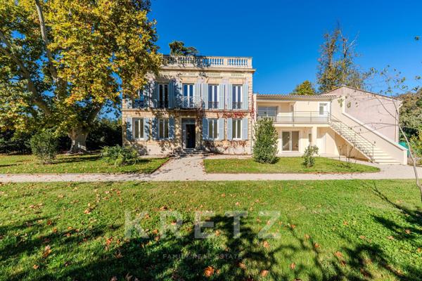 Maison de maître napoléonienne, dix appartements et parc arboré avec piscine
