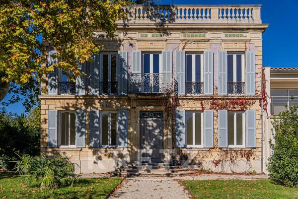 Maison de maître napoléonienne, dix appartements et parc arboré avec piscine