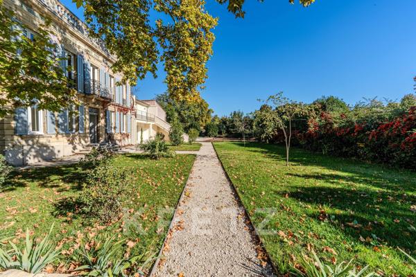 Maison de maître napoléonienne, dix appartements et parc arboré avec piscine