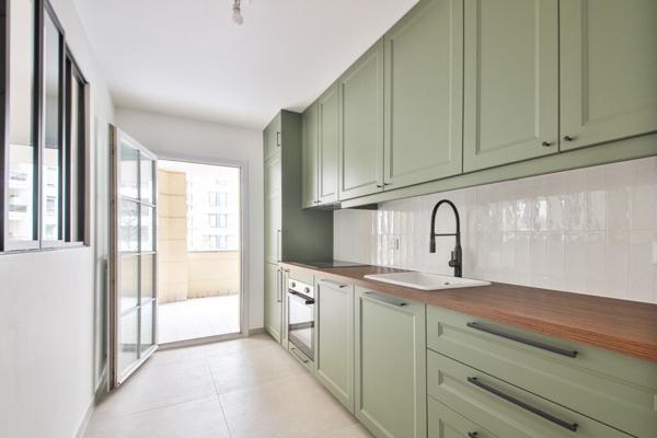 Appartement Courbevoie 4 pièces 84 m2 Faubourg de l'Arche DPE C terrasse double séjour