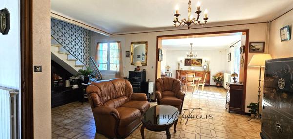 Maison T6 à Castelnaudary de 120m2, 4 CH, jardin, garage, DPE en D, proche commerce