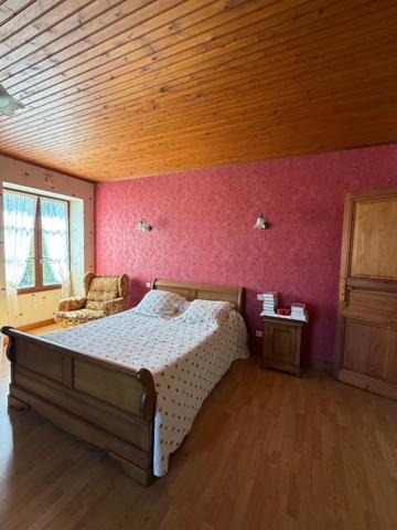 Brie. Maison en pierre de 200 m² sur une parcelle de 3392 m²