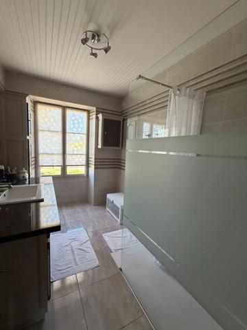 Brie. Maison en pierre de 200 m² sur une parcelle de 3392 m²