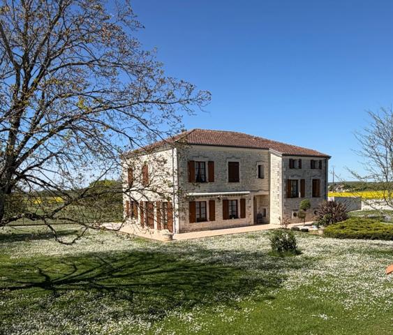 Brie. Maison en pierre de 200 m² sur une parcelle de 3392 m²