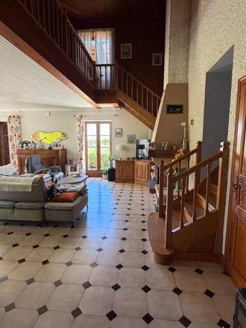 Brie. Maison en pierre de 200 m² sur une parcelle de 3392 m²