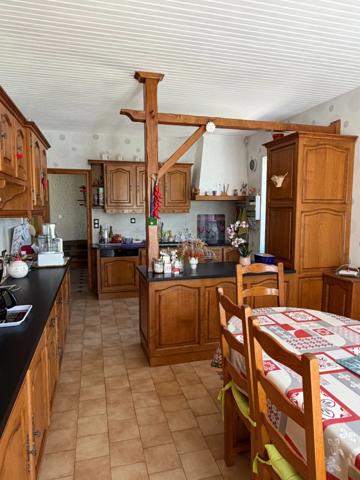 Brie. Maison en pierre de 200 m² sur une parcelle de 3392 m²