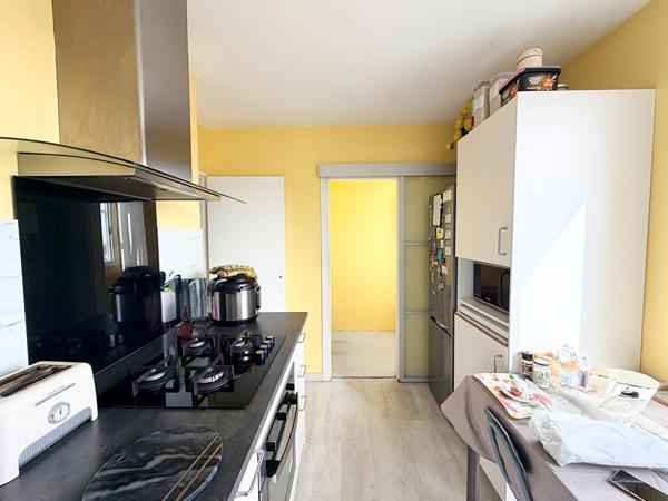 PESSAC - BOUGNARD-  Grand appartement  T1 - 38m2 - Balcon - Dernier étage - Parking