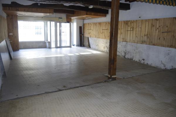 Immeuble en pierre à vendre VIC FEZENSAC (32) avec local commercial et logement à aménager