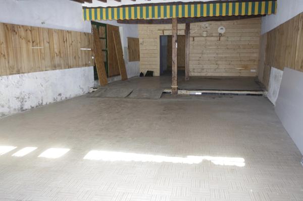 Immeuble en pierre à vendre VIC FEZENSAC (32) avec local commercial et logement à aménager