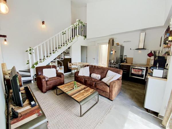 APPARTEMENT T3 DUPLEX – DERNIER ÉTAGE – 3 TERRASSES – RÉSIDENCE RÉCENTE – VENDARGUES

Situé à Vendargues, dans une résidence récente et calme de 2018, venez découvrir ce superbe T3 duplex de 72 m² habitables, au 3ᵉ et dernier étage, offrant un cadre de vie chaleureux et lumineux.

Dès l’entrée, le charme opère avec une magnifique pièce de vie climatisée de 23 m² sublimée par un toit cathédrale apportant volume et cachet. La cuisine ouverte et les nombreuses ouvertures donnent un accès direct aux terrasses exposées plein sud.

Le premier niveau accueille également :
• Une chambre de 12,5 m² avec accès extérieur
• Une salle d’eau avec WC
• Des rangements optimisés

À l’étage :
• Un espace bureau idéal télétravail
• Une seconde chambre avec Velux et volet roulant électrique
• Un dressing indépendant
• Une deuxième salle d’eau

Un véritable atout : 3 terrasses plein sud, de véritables pièces de vie supplémentaires

• Terrasse filante reliant séjour et chambre
• Espace repas et détente
• Coin idéal pour profiter du soleil toute la journée

Prestations
• Climatisation réversible
• Double vitrage
• Résidence récente
• 2 places de parking privatives

À proximité immédiate des commerces, accès autoroute et Montpellier.

Un bien rare alliant confort moderne, cachet et extérieurs généreux.

📞 Contactez-moi dès maintenant pour plus d’informations ou organiser une visite.