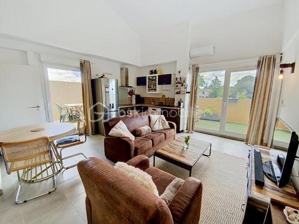 APPARTEMENT T3 DUPLEX – DERNIER ÉTAGE – 3 TERRASSES – RÉSIDENCE RÉCENTE – VENDARGUES

Situé à Vendargues, dans une résidence récente et calme de 2018, venez découvrir ce superbe T3 duplex de 72 m² habitables, au 3ᵉ et dernier étage, offrant un cadre de vie chaleureux et lumineux.

Dès l’entrée, le charme opère avec une magnifique pièce de vie climatisée de 23 m² sublimée par un toit cathédrale apportant volume et cachet. La cuisine ouverte et les nombreuses ouvertures donnent un accès direct aux terrasses exposées plein sud.

Le premier niveau accueille également :
• Une chambre de 12,5 m² avec accès extérieur
• Une salle d’eau avec WC
• Des rangements optimisés

À l’étage :
• Un espace bureau idéal télétravail
• Une seconde chambre avec Velux et volet roulant électrique
• Un dressing indépendant
• Une deuxième salle d’eau

Un véritable atout : 3 terrasses plein sud, de véritables pièces de vie supplémentaires

• Terrasse filante reliant séjour et chambre
• Espace repas et détente
• Coin idéal pour profiter du soleil toute la journée

Prestations
• Climatisation réversible
• Double vitrage
• Résidence récente
• 2 places de parking privatives

À proximité immédiate des commerces, accès autoroute et Montpellier.

Un bien rare alliant confort moderne, cachet et extérieurs généreux.

📞 Contactez-moi dès maintenant pour plus d’informations ou organiser une visite.