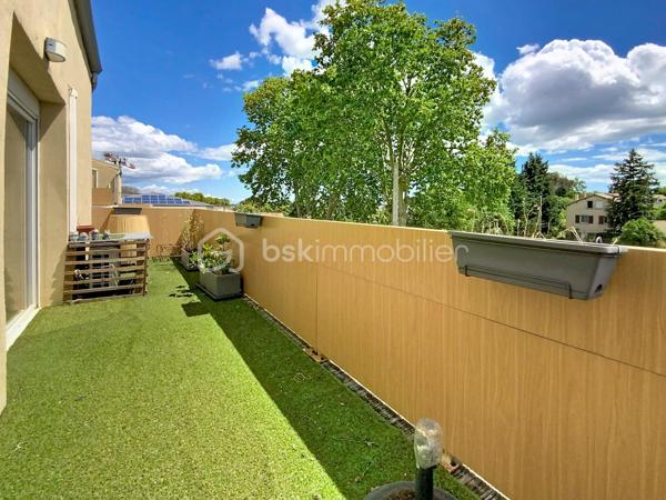 APPARTEMENT T3 DUPLEX – DERNIER ÉTAGE – 3 TERRASSES – RÉSIDENCE RÉCENTE – VENDARGUES

Situé à Vendargues, dans une résidence récente et calme de 2018, venez découvrir ce superbe T3 duplex de 72 m² habitables, au 3ᵉ et dernier étage, offrant un cadre de vie chaleureux et lumineux.

Dès l’entrée, le charme opère avec une magnifique pièce de vie climatisée de 23 m² sublimée par un toit cathédrale apportant volume et cachet. La cuisine ouverte et les nombreuses ouvertures donnent un accès direct aux terrasses exposées plein sud.

Le premier niveau accueille également :
• Une chambre de 12,5 m² avec accès extérieur
• Une salle d’eau avec WC
• Des rangements optimisés

À l’étage :
• Un espace bureau idéal télétravail
• Une seconde chambre avec Velux et volet roulant électrique
• Un dressing indépendant
• Une deuxième salle d’eau

Un véritable atout : 3 terrasses plein sud, de véritables pièces de vie supplémentaires

• Terrasse filante reliant séjour et chambre
• Espace repas et détente
• Coin idéal pour profiter du soleil toute la journée

Prestations
• Climatisation réversible
• Double vitrage
• Résidence récente
• 2 places de parking privatives

À proximité immédiate des commerces, accès autoroute et Montpellier.

Un bien rare alliant confort moderne, cachet et extérieurs généreux.

📞 Contactez-moi dès maintenant pour plus d’informations ou organiser une visite.