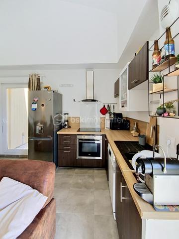 APPARTEMENT T3 DUPLEX – DERNIER ÉTAGE – 3 TERRASSES – RÉSIDENCE RÉCENTE – VENDARGUES

Situé à Vendargues, dans une résidence récente et calme de 2018, venez découvrir ce superbe T3 duplex de 72 m² habitables, au 3ᵉ et dernier étage, offrant un cadre de vie chaleureux et lumineux.

Dès l’entrée, le charme opère avec une magnifique pièce de vie climatisée de 23 m² sublimée par un toit cathédrale apportant volume et cachet. La cuisine ouverte et les nombreuses ouvertures donnent un accès direct aux terrasses exposées plein sud.

Le premier niveau accueille également :
• Une chambre de 12,5 m² avec accès extérieur
• Une salle d’eau avec WC
• Des rangements optimisés

À l’étage :
• Un espace bureau idéal télétravail
• Une seconde chambre avec Velux et volet roulant électrique
• Un dressing indépendant
• Une deuxième salle d’eau

Un véritable atout : 3 terrasses plein sud, de véritables pièces de vie supplémentaires

• Terrasse filante reliant séjour et chambre
• Espace repas et détente
• Coin idéal pour profiter du soleil toute la journée

Prestations
• Climatisation réversible
• Double vitrage
• Résidence récente
• 2 places de parking privatives

À proximité immédiate des commerces, accès autoroute et Montpellier.

Un bien rare alliant confort moderne, cachet et extérieurs généreux.

📞 Contactez-moi dès maintenant pour plus d’informations ou organiser une visite.