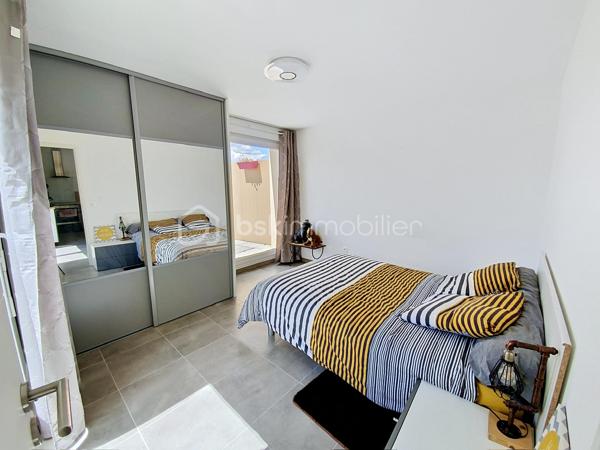 APPARTEMENT T3 DUPLEX – DERNIER ÉTAGE – 3 TERRASSES – RÉSIDENCE RÉCENTE – VENDARGUES

Situé à Vendargues, dans une résidence récente et calme de 2018, venez découvrir ce superbe T3 duplex de 72 m² habitables, au 3ᵉ et dernier étage, offrant un cadre de vie chaleureux et lumineux.

Dès l’entrée, le charme opère avec une magnifique pièce de vie climatisée de 23 m² sublimée par un toit cathédrale apportant volume et cachet. La cuisine ouverte et les nombreuses ouvertures donnent un accès direct aux terrasses exposées plein sud.

Le premier niveau accueille également :
• Une chambre de 12,5 m² avec accès extérieur
• Une salle d’eau avec WC
• Des rangements optimisés

À l’étage :
• Un espace bureau idéal télétravail
• Une seconde chambre avec Velux et volet roulant électrique
• Un dressing indépendant
• Une deuxième salle d’eau

Un véritable atout : 3 terrasses plein sud, de véritables pièces de vie supplémentaires

• Terrasse filante reliant séjour et chambre
• Espace repas et détente
• Coin idéal pour profiter du soleil toute la journée

Prestations
• Climatisation réversible
• Double vitrage
• Résidence récente
• 2 places de parking privatives

À proximité immédiate des commerces, accès autoroute et Montpellier.

Un bien rare alliant confort moderne, cachet et extérieurs généreux.

📞 Contactez-moi dès maintenant pour plus d’informations ou organiser une visite.