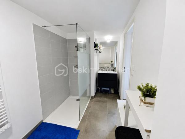 APPARTEMENT T3 DUPLEX – DERNIER ÉTAGE – 3 TERRASSES – RÉSIDENCE RÉCENTE – VENDARGUES

Situé à Vendargues, dans une résidence récente et calme de 2018, venez découvrir ce superbe T3 duplex de 72 m² habitables, au 3ᵉ et dernier étage, offrant un cadre de vie chaleureux et lumineux.

Dès l’entrée, le charme opère avec une magnifique pièce de vie climatisée de 23 m² sublimée par un toit cathédrale apportant volume et cachet. La cuisine ouverte et les nombreuses ouvertures donnent un accès direct aux terrasses exposées plein sud.

Le premier niveau accueille également :
• Une chambre de 12,5 m² avec accès extérieur
• Une salle d’eau avec WC
• Des rangements optimisés

À l’étage :
• Un espace bureau idéal télétravail
• Une seconde chambre avec Velux et volet roulant électrique
• Un dressing indépendant
• Une deuxième salle d’eau

Un véritable atout : 3 terrasses plein sud, de véritables pièces de vie supplémentaires

• Terrasse filante reliant séjour et chambre
• Espace repas et détente
• Coin idéal pour profiter du soleil toute la journée

Prestations
• Climatisation réversible
• Double vitrage
• Résidence récente
• 2 places de parking privatives

À proximité immédiate des commerces, accès autoroute et Montpellier.

Un bien rare alliant confort moderne, cachet et extérieurs généreux.

📞 Contactez-moi dès maintenant pour plus d’informations ou organiser une visite.